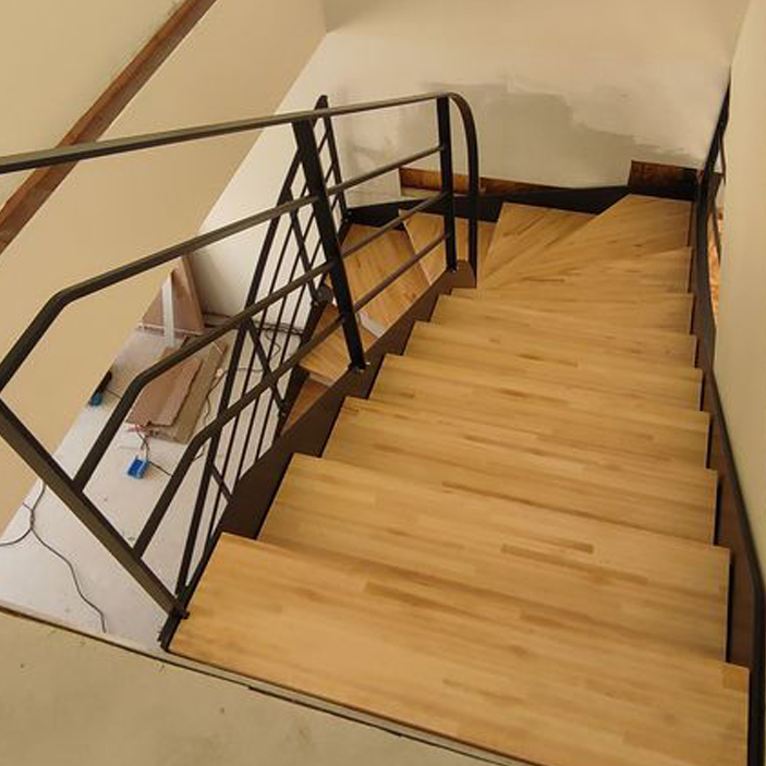 Belledonne Serrurerie à Saint-Martin-d'Hères (38) propose des créations acier sur-mesure (portes, portails, garde-corps, escaliers, pergolas, clôtures...)