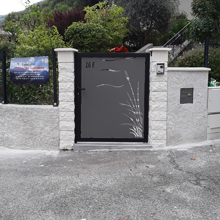 Belledonne Serrurerie à Saint-Martin-d'Hères (38) propose des créations acier sur-mesure (portes, portails, garde-corps, escaliers, pergolas, clôtures...)