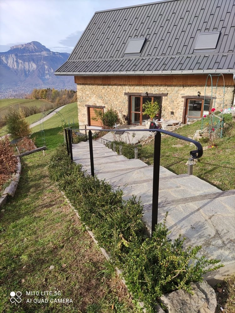 Belledonne Serrurerie à Saint-Martin-d'Hères (38) propose des créations acier sur-mesure (portes, portails, garde-corps, escaliers, pergolas, clôtures...)