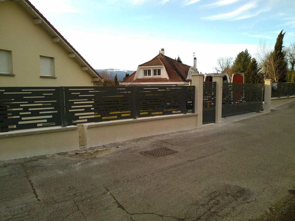 Belledonne Serrurerie à Saint-Martin-d'Hères (38) propose des créations acier sur-mesure (portes, portails, garde-corps, escaliers, pergolas, clôtures...)