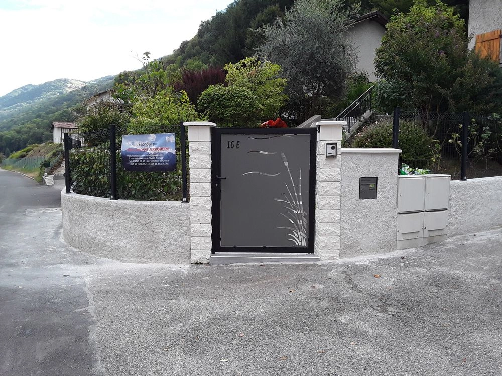 Belledonne Serrurerie à Saint-Martin-d'Hères (38) propose des créations acier sur-mesure (portes, portails, garde-corps, escaliers, pergolas, clôtures...)